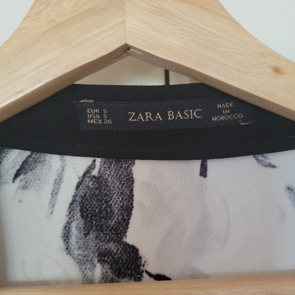 Zara Abstract Floral Quarter Sleeve Blouse - Picture 2 of 4
